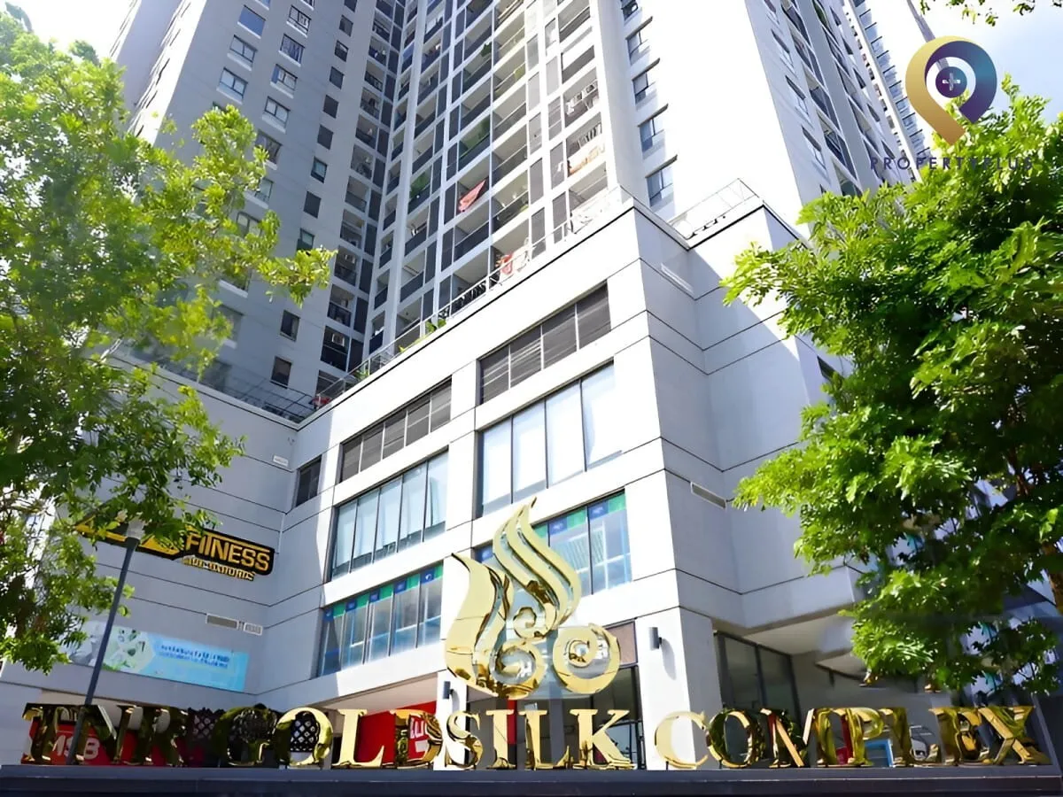 Khu vực sảnh ngoài TNR Goldsilk Complex tại Hà Đông, nổi bật với logo Property Plus.